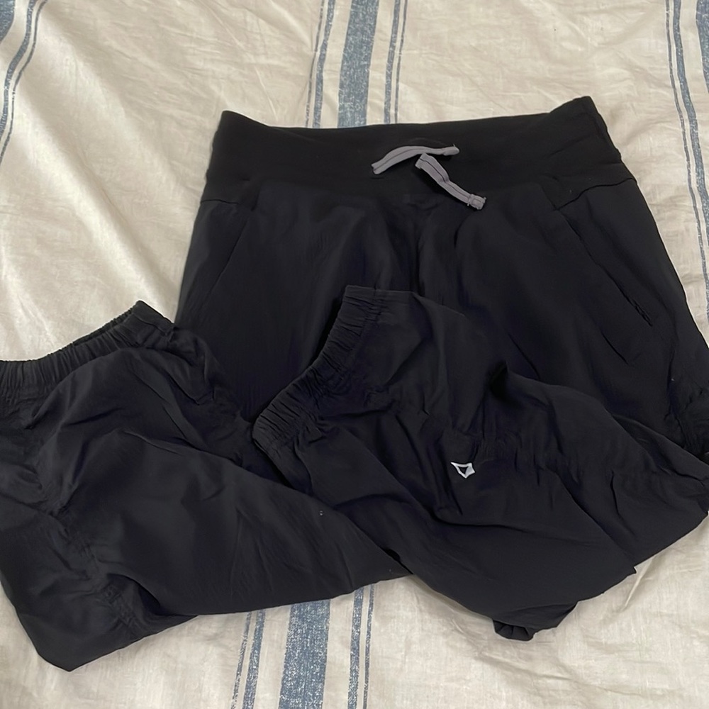 ivviva cropped black joggers